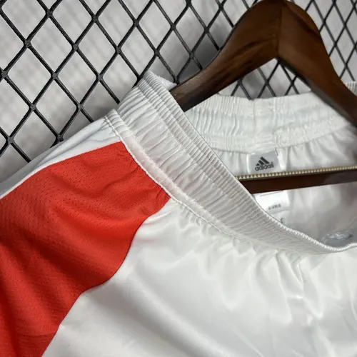 2024/2025 Manchester United Heimshorts — view 5
