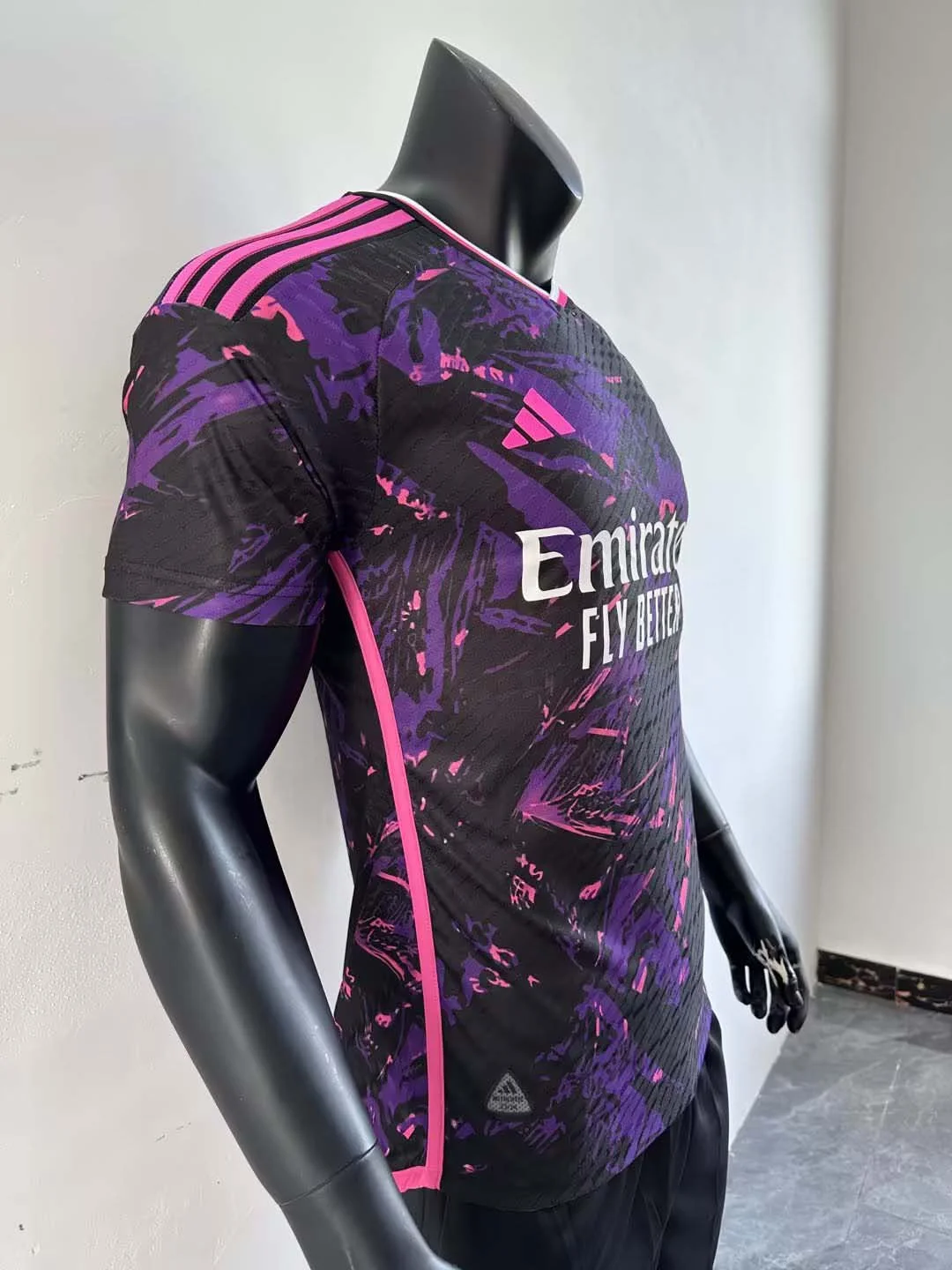 2023/2024 プレイヤーバージョン Real Madrid サッカーシャツ クラシックエディション — view 4