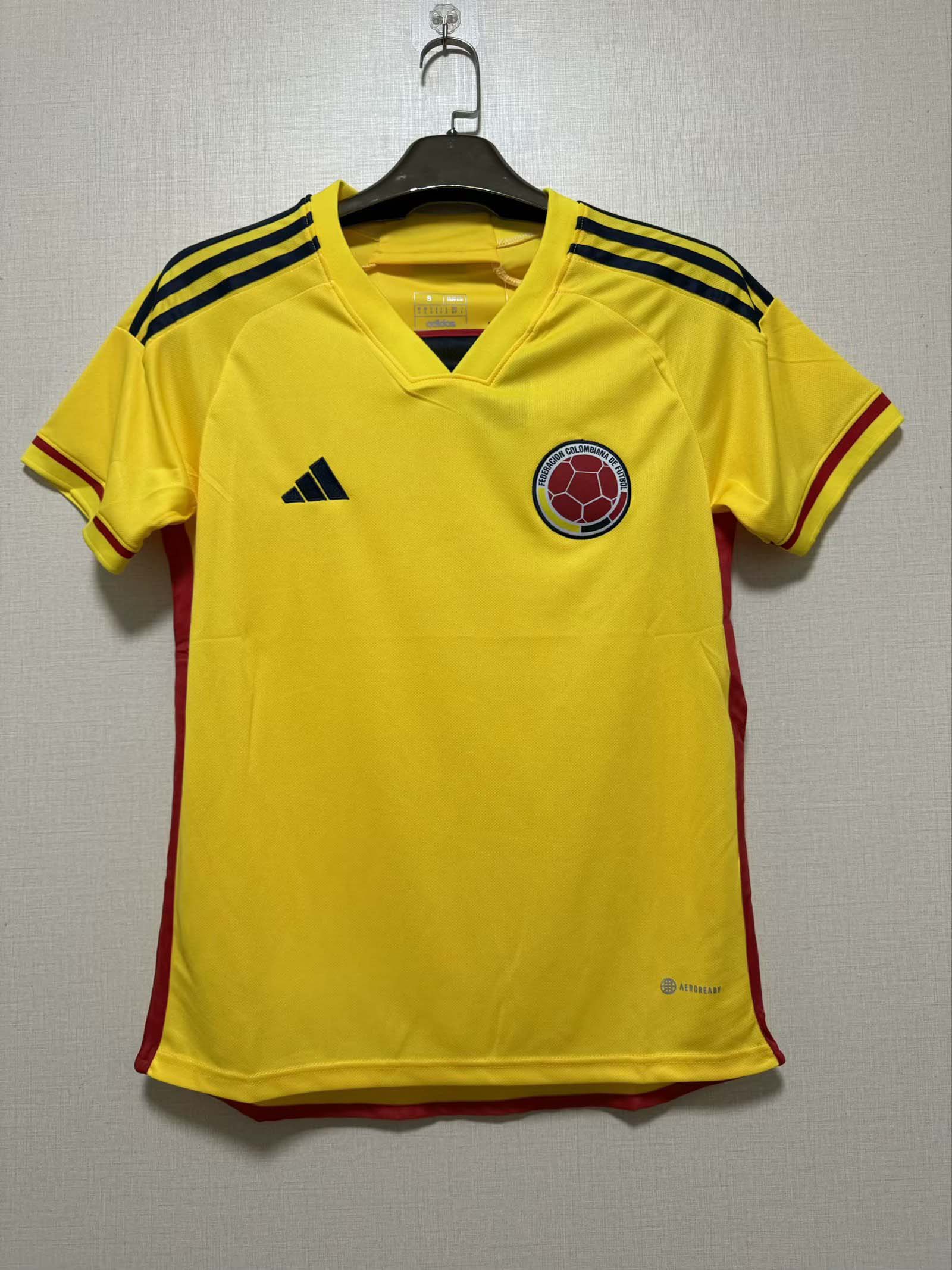 Camiseta local de Colombia para la Copa Mundial de la FIFA 2022