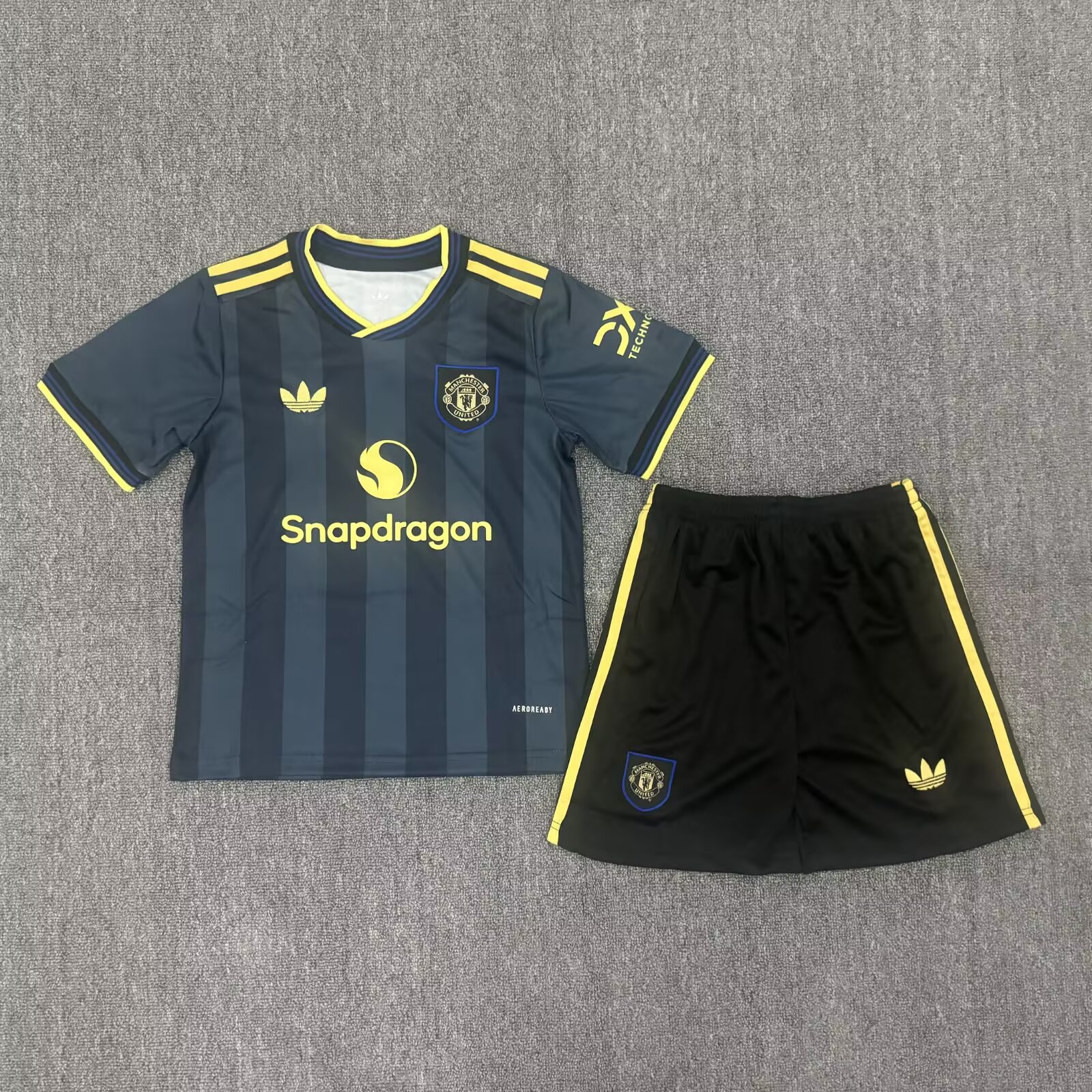 2025/2026 Manchester United Third Away Football Shirt AAA fan-grade Kids Size