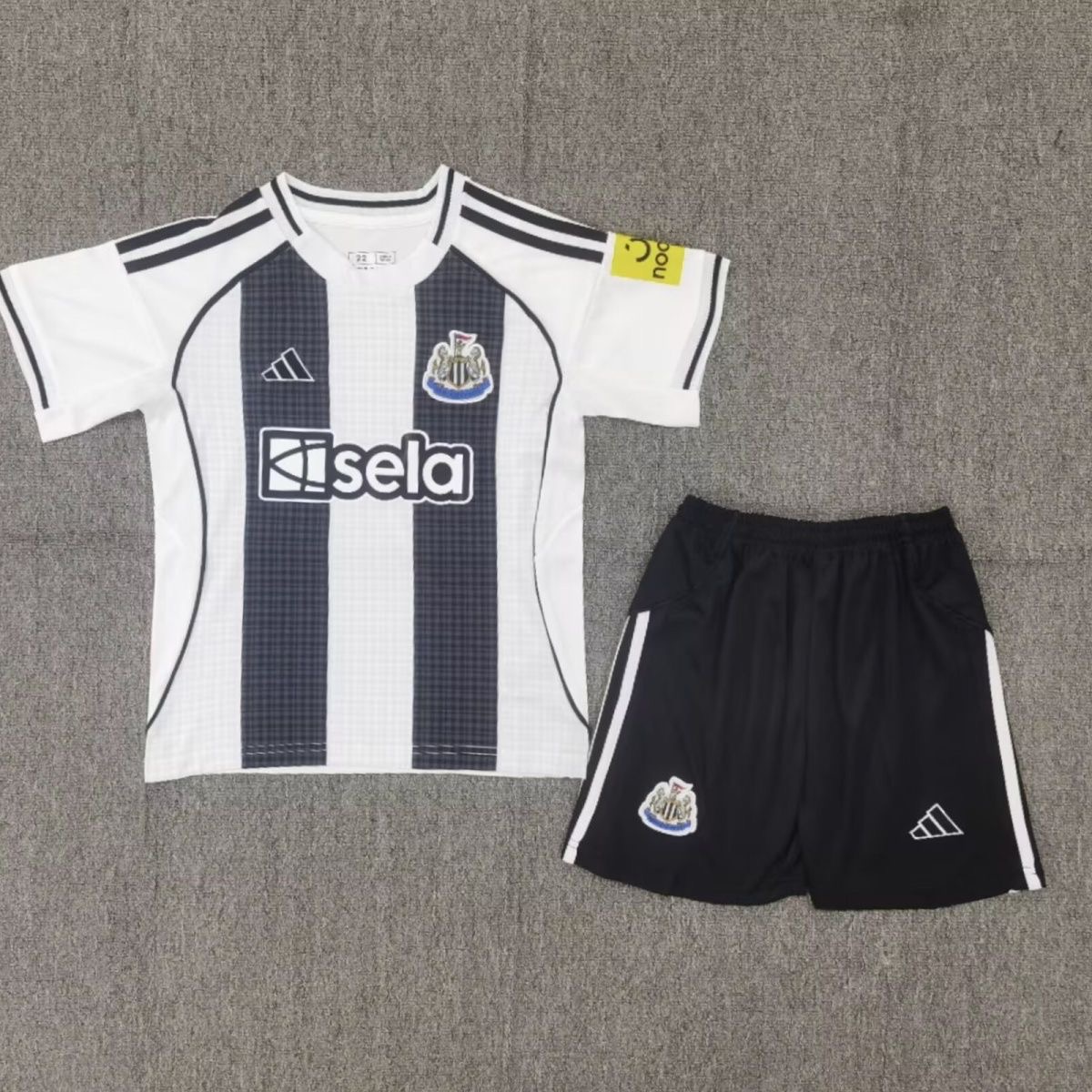 2025/2026 Newcastle United Home Football Jersey Shirt AAA fan-grade Kids Size